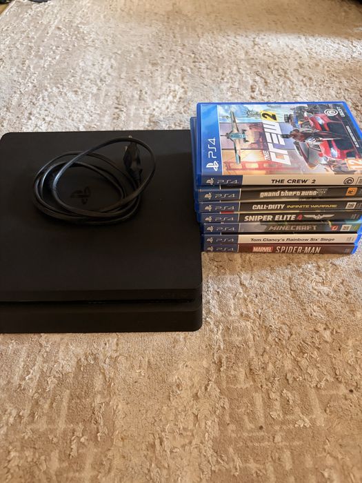 Vand PS4 in stare foarte buna cu 2 controllere si 7 jocuri