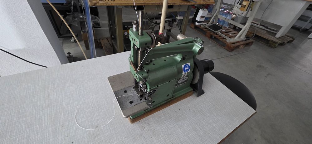 Masina de cusut festonat  industriala MERROW 18-S