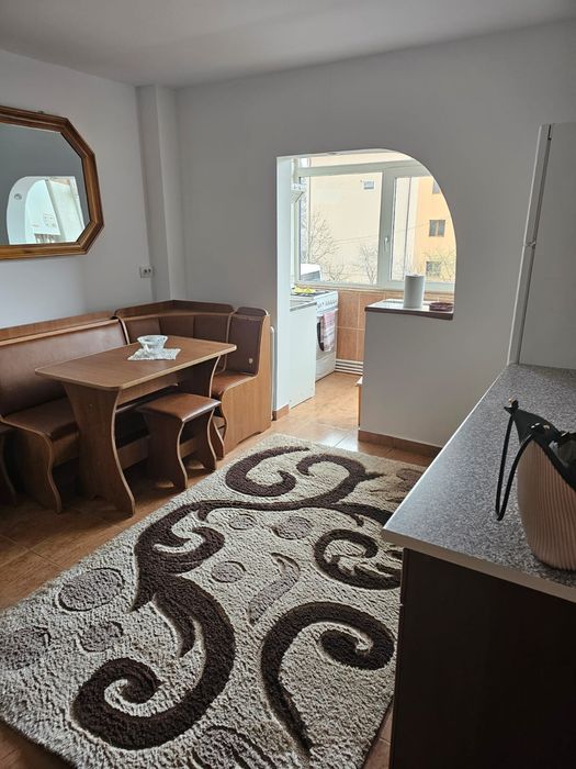 Închiriez apartament cu 2 camere