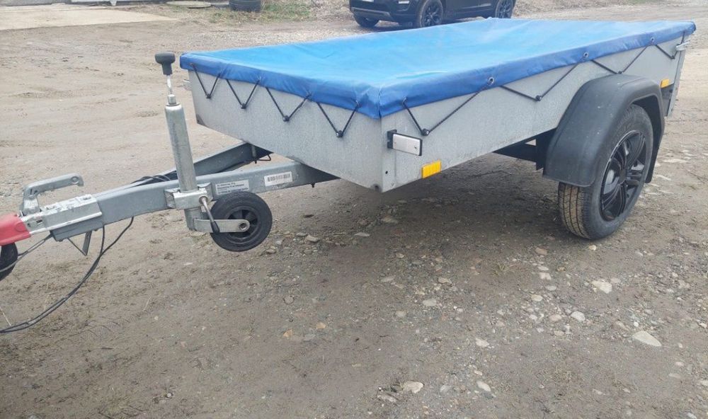 Vând remorcuta auto