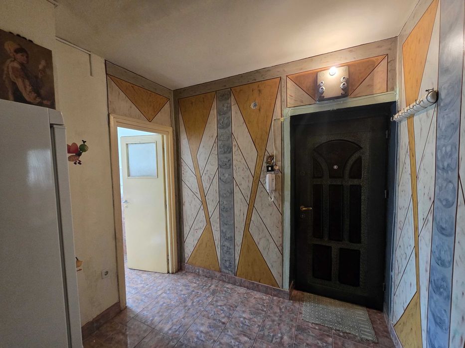 Apartament 2 camere etaj 3 din 4, Bld. Independentei colt cu str. Scolilor