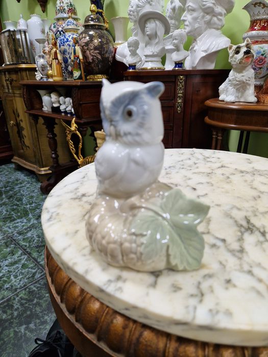 Прекрасна антикварна испанска порцеланова фигура Valencia