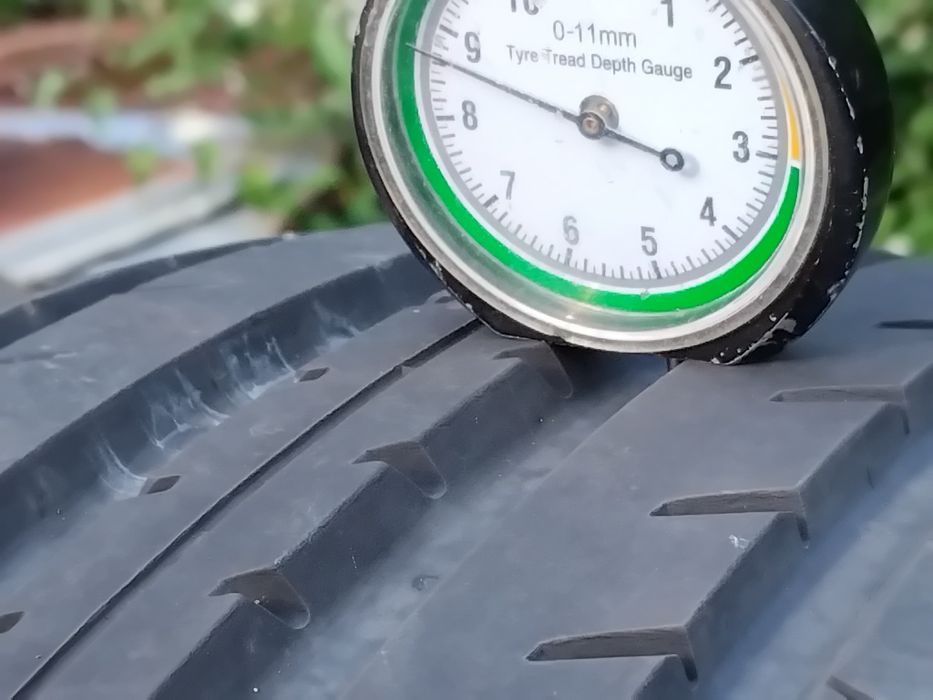 Гуми 215 55 18 Тоьо Toyo 2 броя - нов внос. Като нови. Ако случайно не можем да се свържем по телефона, пишете на лично съобщение.
