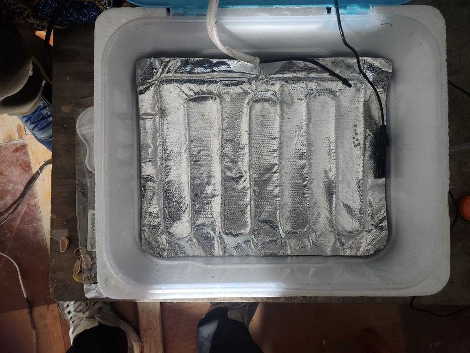 прадается инкубатор китайский в отличном состояние ие 2