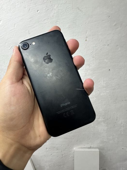 Продам iPhone 7 на 32 ГБ в черном цвете