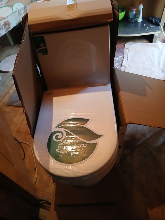 Сантехника..унитаз  новый в упаковке