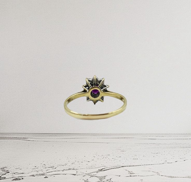 Златен пръстен с диаманти и рубин