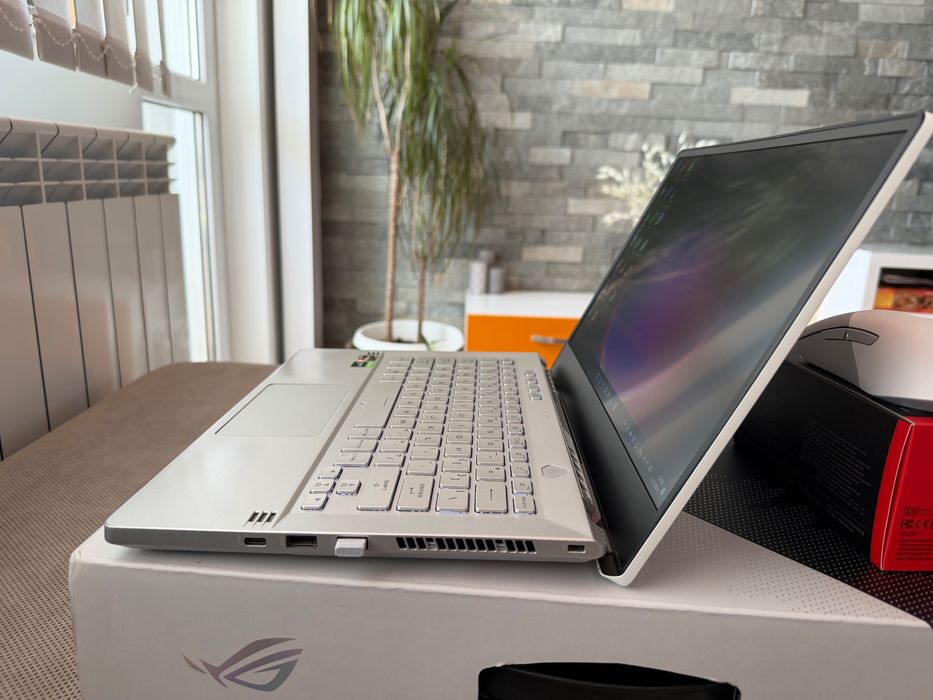 Геймърски лаптоп ROG Zephyrus G14 GA401 Moonlight White с Anime Matrix