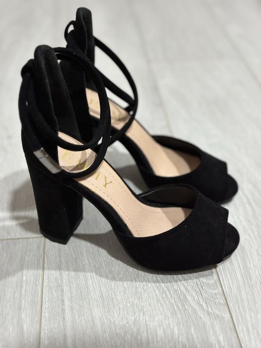 Босоножки на каблуке