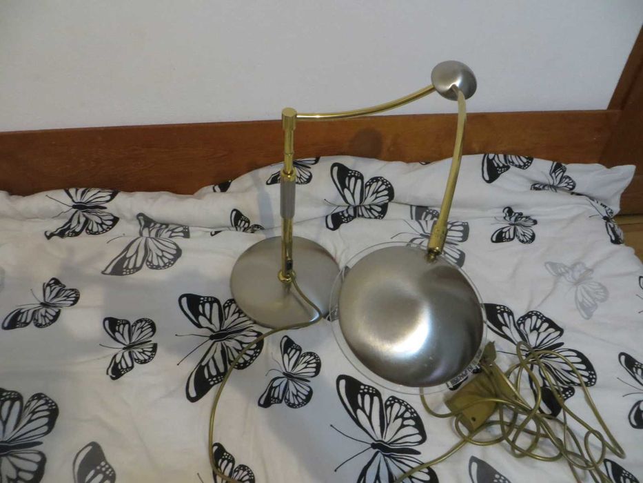 Масивна регулируема настолна лампа с въртящо рамо