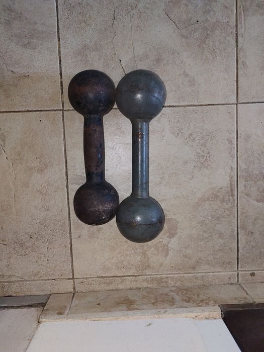 Продавам 1бр  гира за фитнес метални