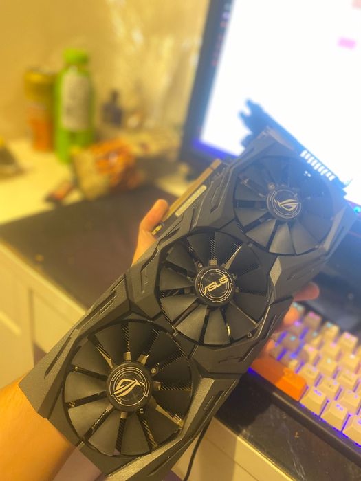 Placa video Asus ROG Strix GTX 1070 cu 8GB de memorie,