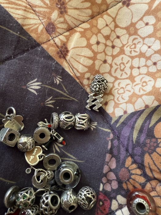 Елементи и гривна пандора.