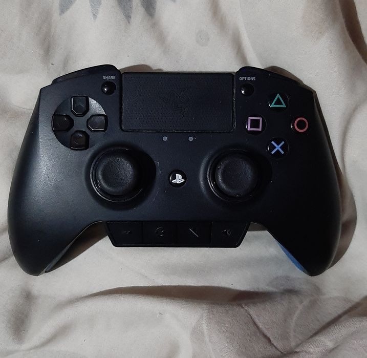 Vând manetă profesional Razer Raiju PS4/PC în stare bună estetică