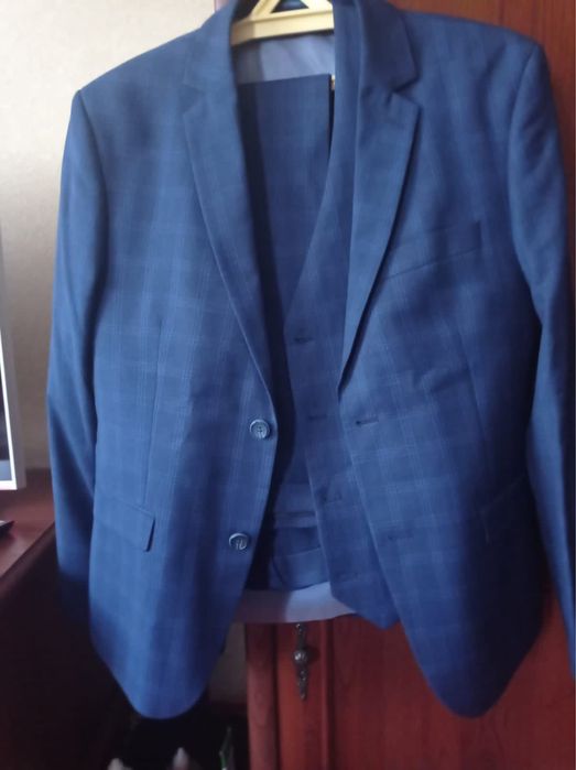 Костюм тройка новый
