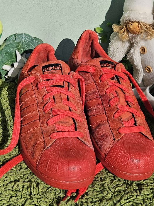 Adidas superstar в червено