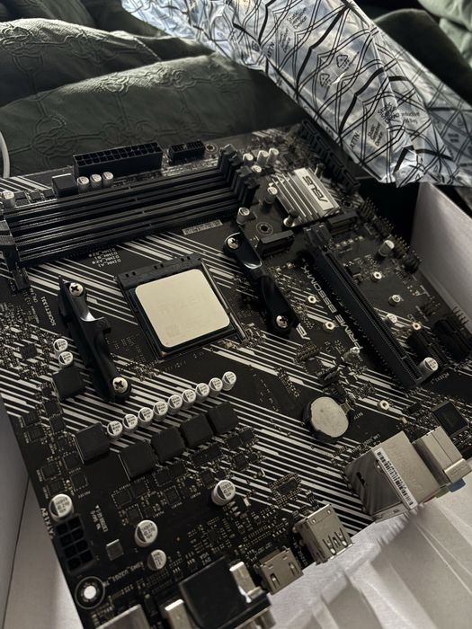 AMD Ryzen 7 5700G + Placă ASUS B550M-K