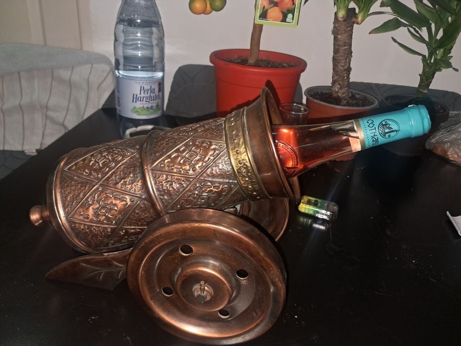 Suport decorativ pentru sticlă de vin, în formă de tun – cupru roșu, lucrat manual