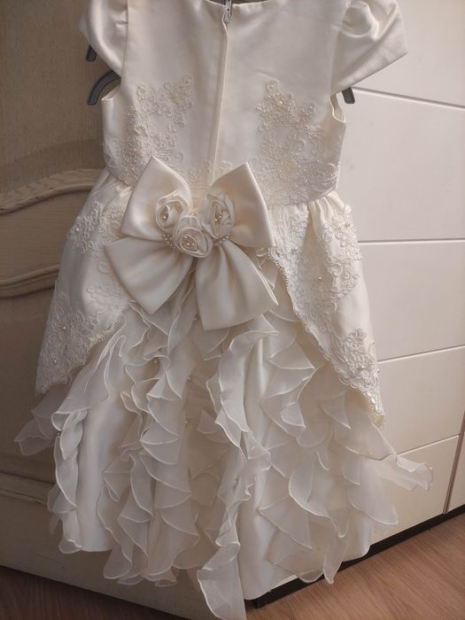 Платье на девочку со шлейфом