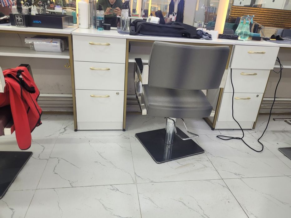 Продам стол для парихмахерское