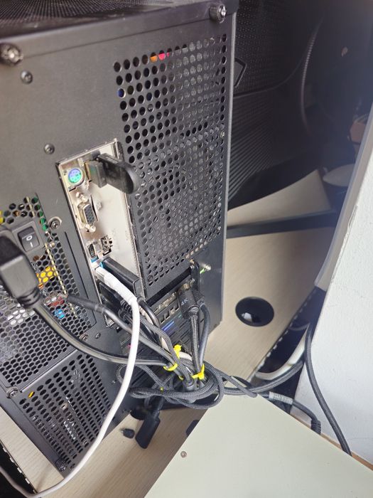 Vand pc gaming complet sau pe piese
