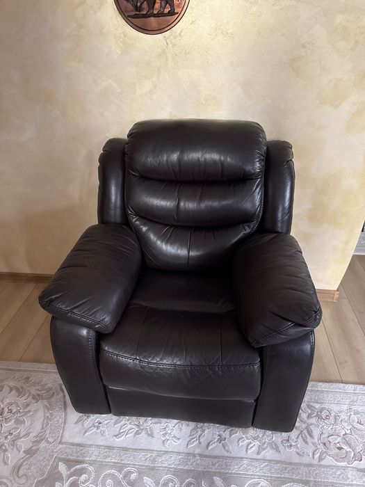 Canapea plus 2 fotolii uzate in stare buna