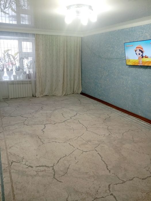 Продам дом в месте гаражом.