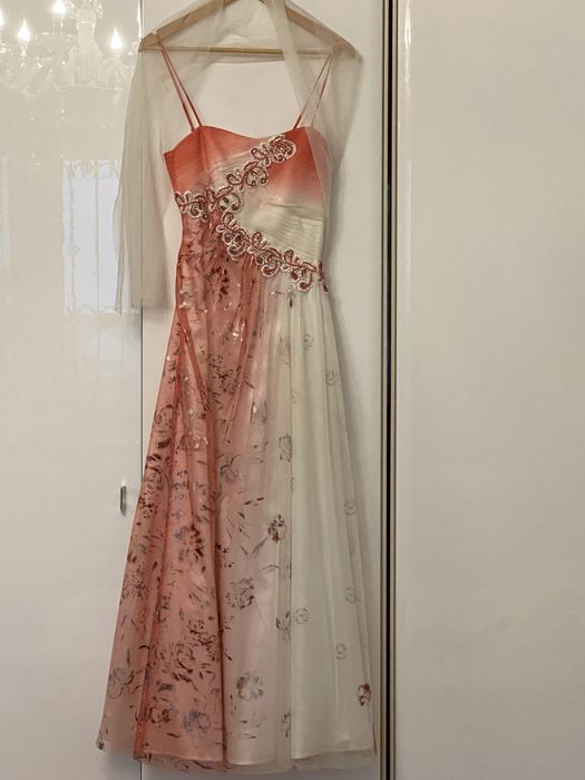 Платья вечерние