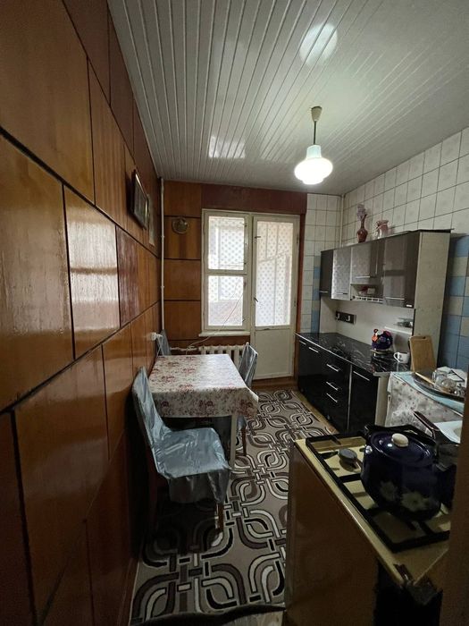 Yangi bozor oldida 3 etajdan 3 xonalik