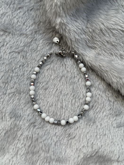 Ръчно изработени гривни от естествени перли, камъни, кристали, стомана