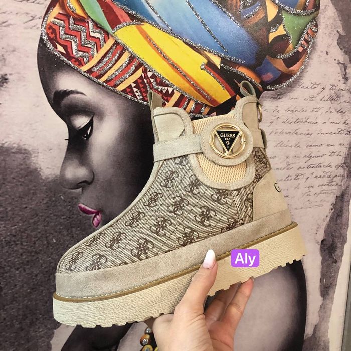 Adidași și ugg-uri