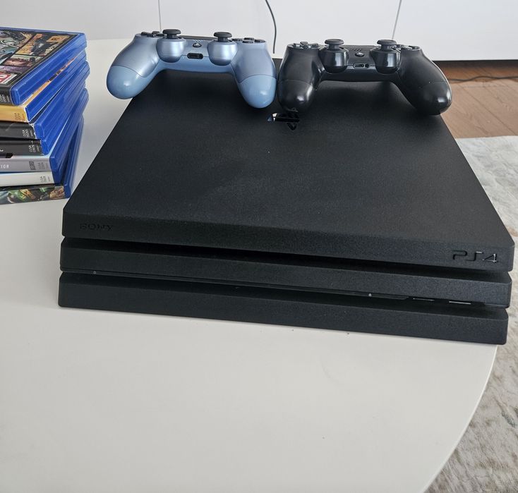 PlayStation 4 Pro 1TB + 2 Controllere Originale + 7 Jocuri