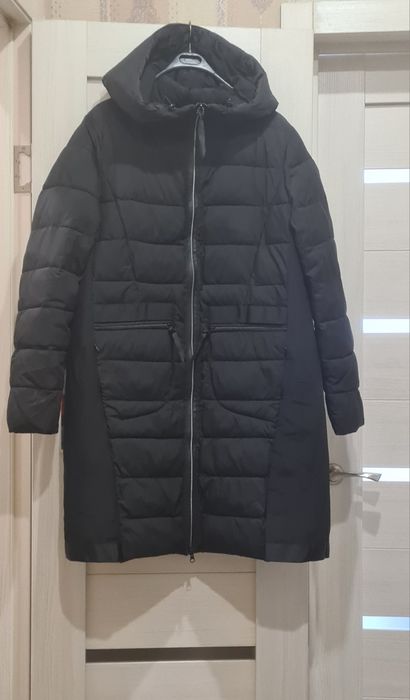 Продам демисезонную куртку-пуховик с капюшоном