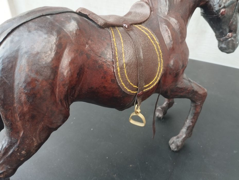 Ретро Кожена фигурка на Кон