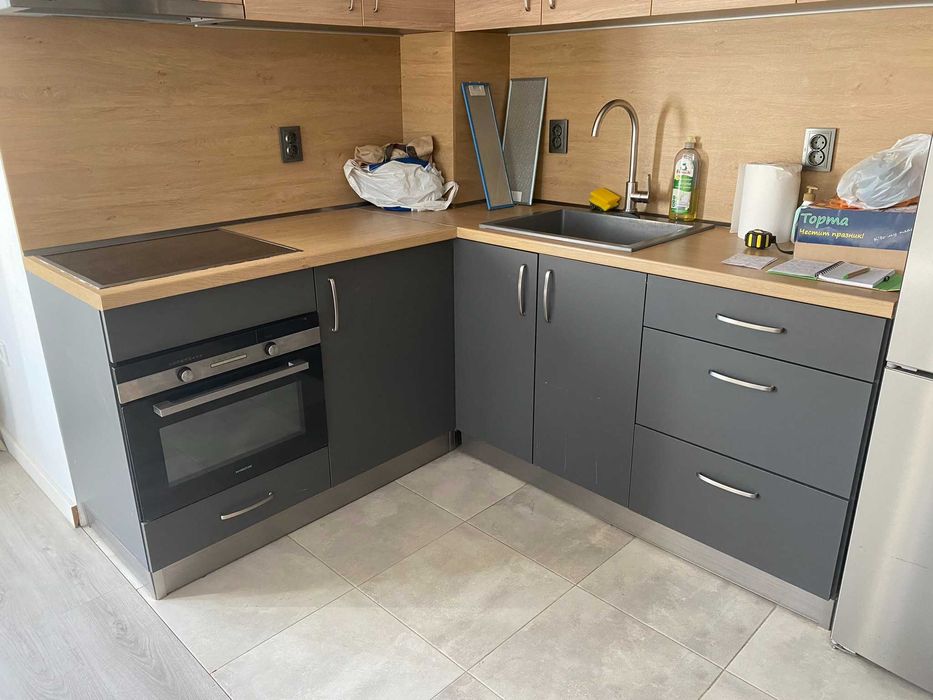Кухня в цвят графит и натурално дърво