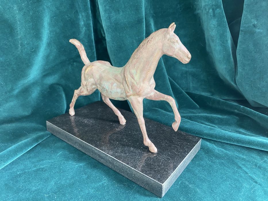 Скулптури каменни кучета, глава на слон, коне, котка Бастет, фигури