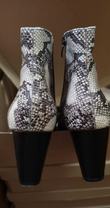 обувки за всяка дама , носеща размер 40