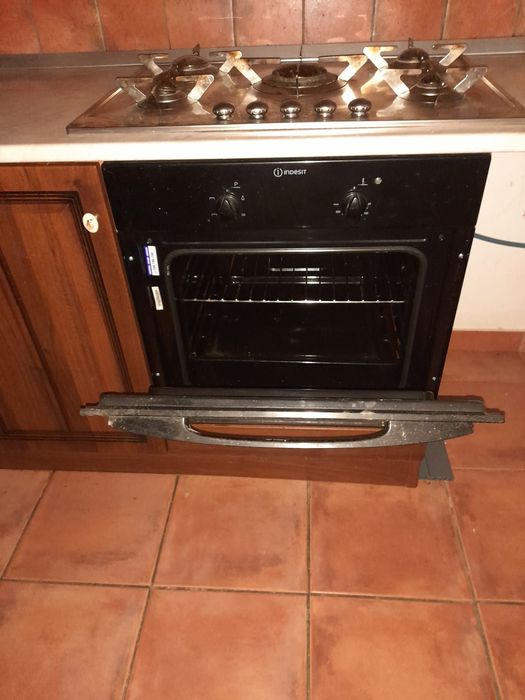 bucătărie din lemn închis la culoare