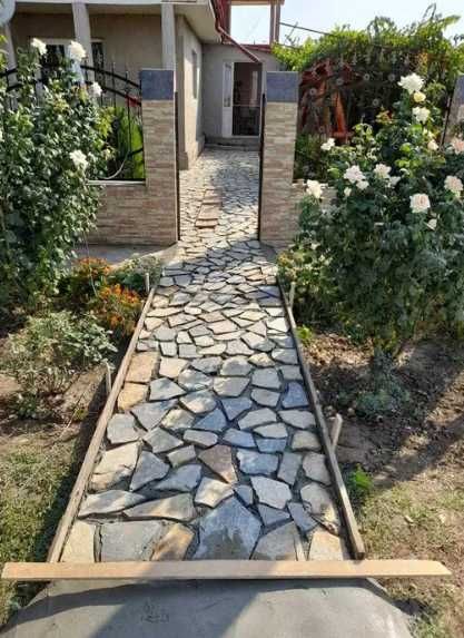 Amenajări curți la cheie cu piatră naturală de munte