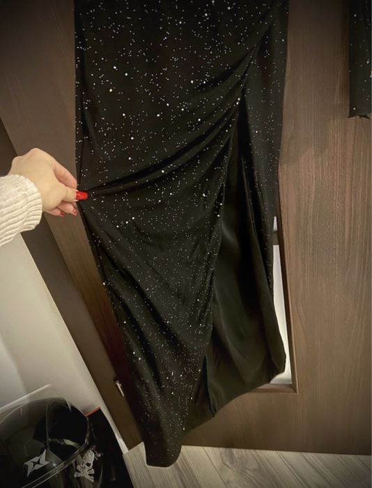 Rochie neagra crapata pe picior