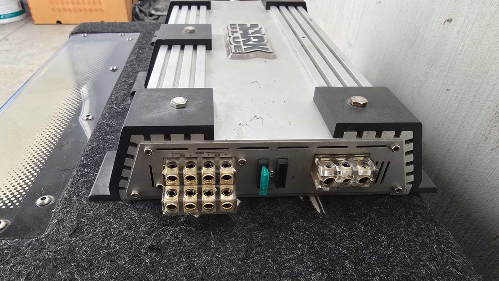 Каса Hifonics и усилвател Helix DarkBlue4