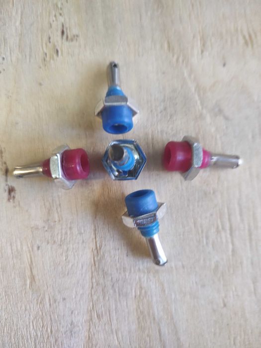 Продавам  женски банан букси 0,06лв.  ЦК ключета и  ключета с връзка