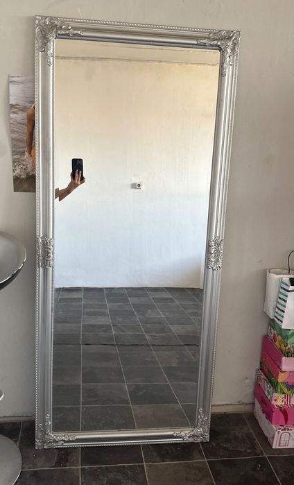 Декоративно огледало със сребриста рамка
