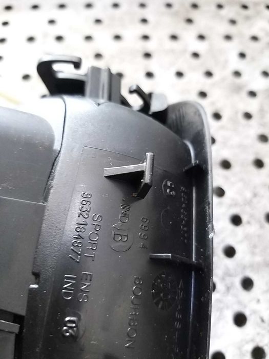 Grila ventilatie bord stanga peugeot 206 2002 9632184877