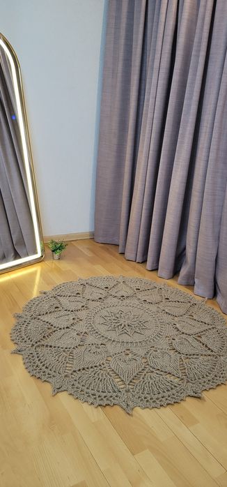 Вязаный ковер из джута