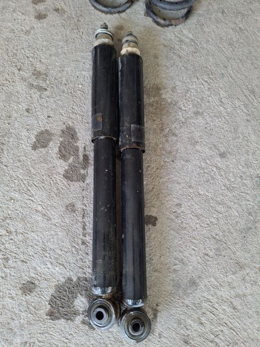 Предлагам задни амортисьори за Гранд витара 2,5 v6. В перфектно състояние.