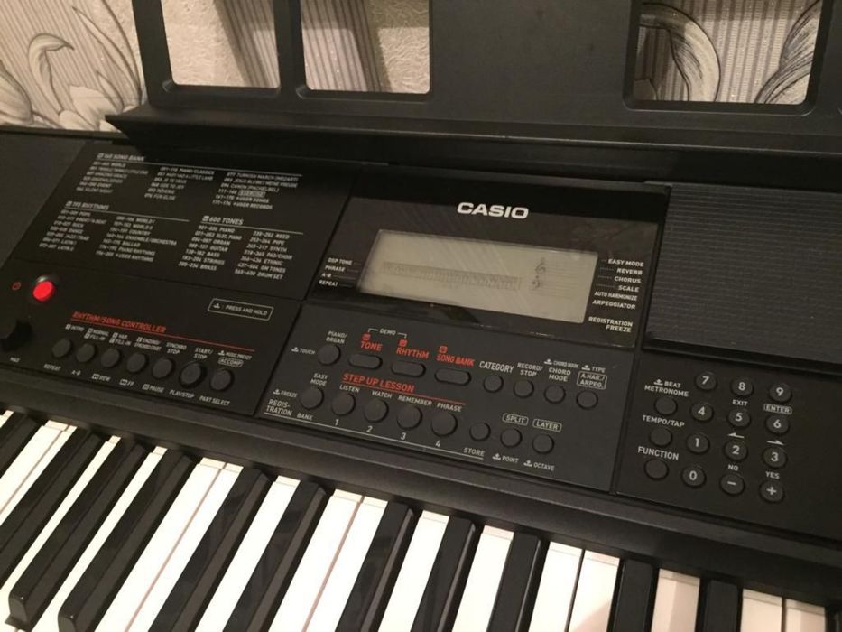 Продаю новенький синтезатор