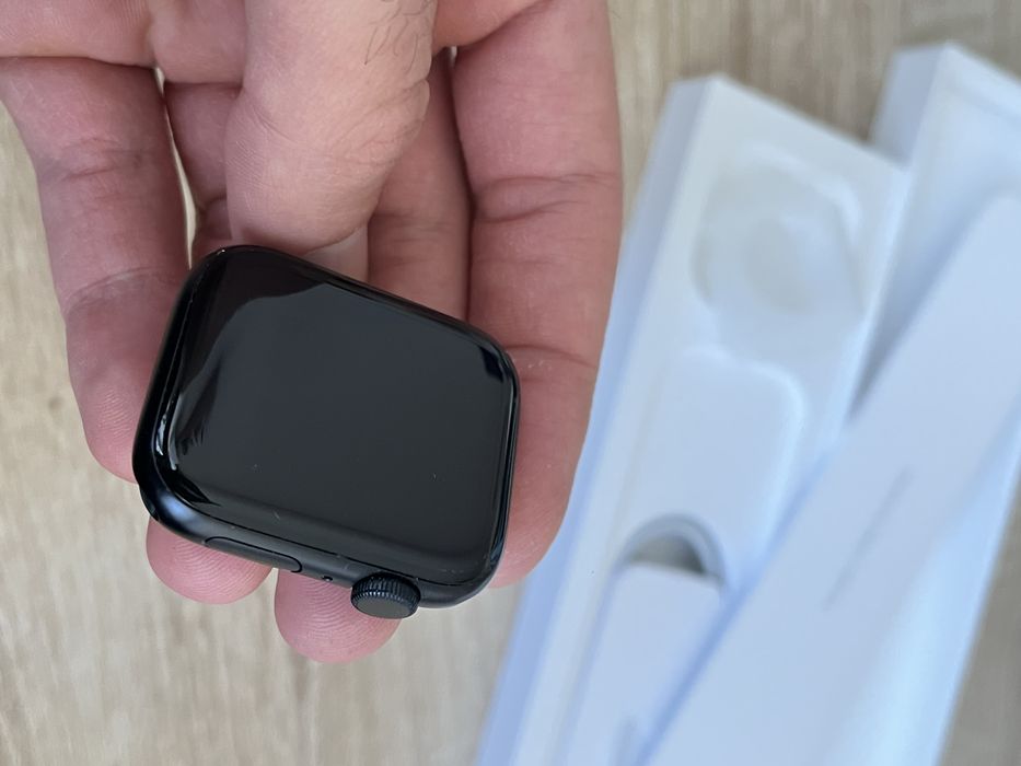 Apple Watch SE 2 44mm – работи, но с черен екран (за части/ремонт)