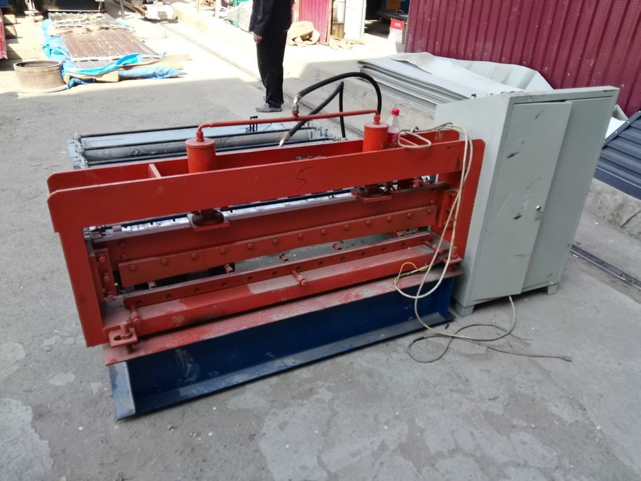 гильотина автоматически с чпу.  толщина резки до 1.5мм.