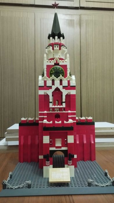 Лего большая красная башня. 1048 деталей